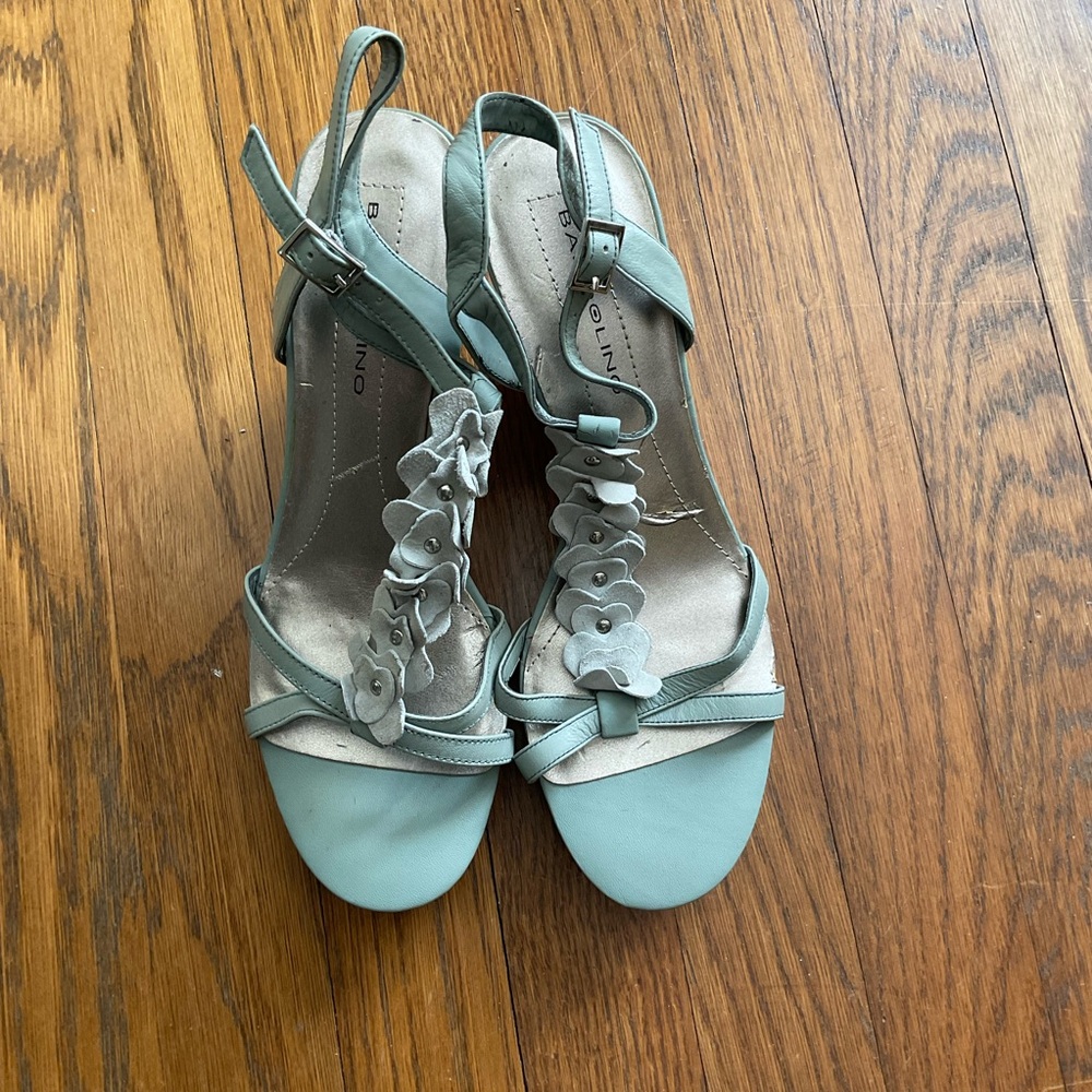 Light green suede and leather sandals with pretty floral detail. Size 8.